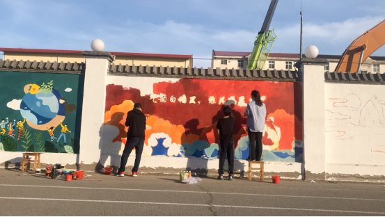 继续了解建艺学子用墙绘的形式展现了爱